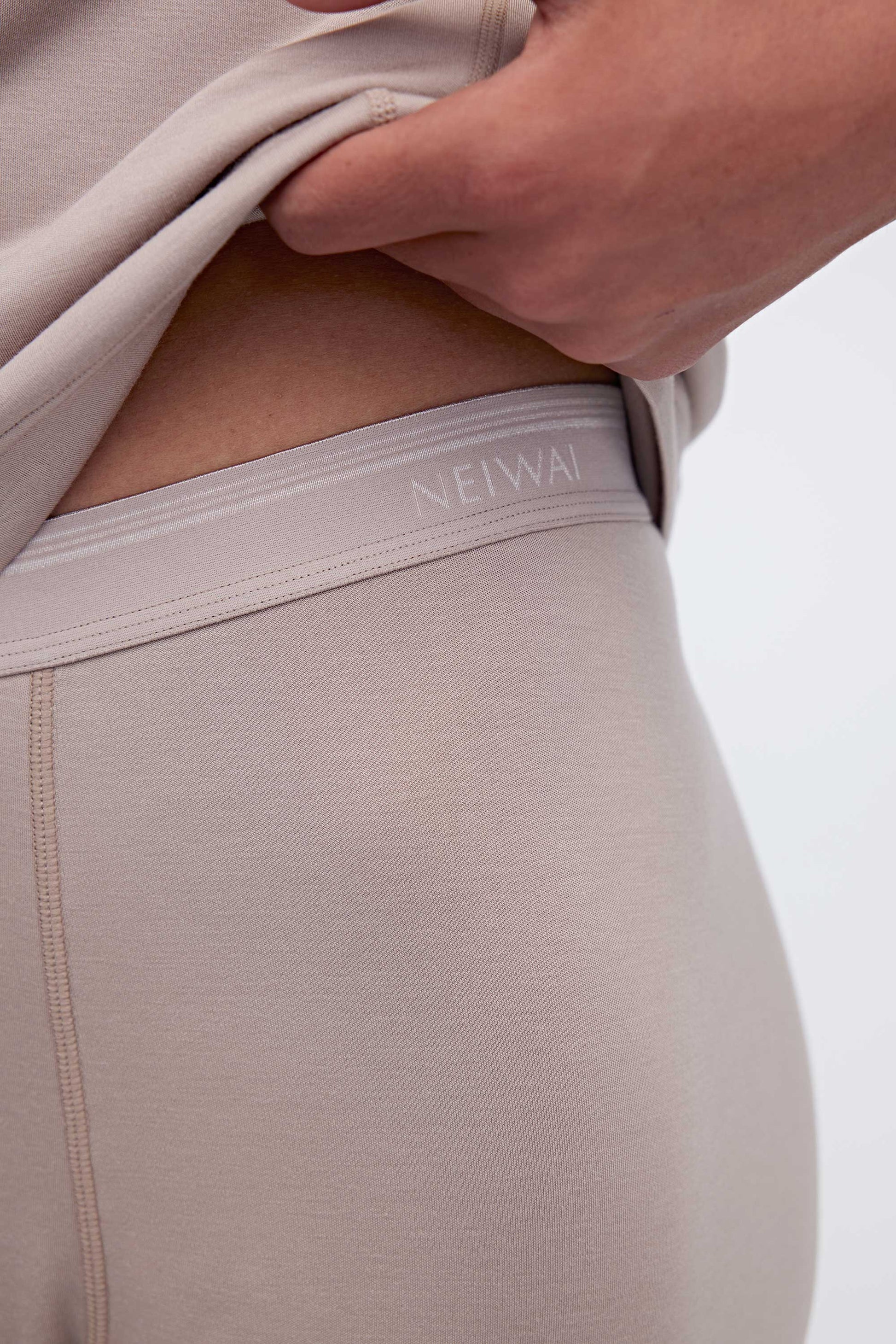 The thermal pants have the NEIWAI logo printed on the waist band.
