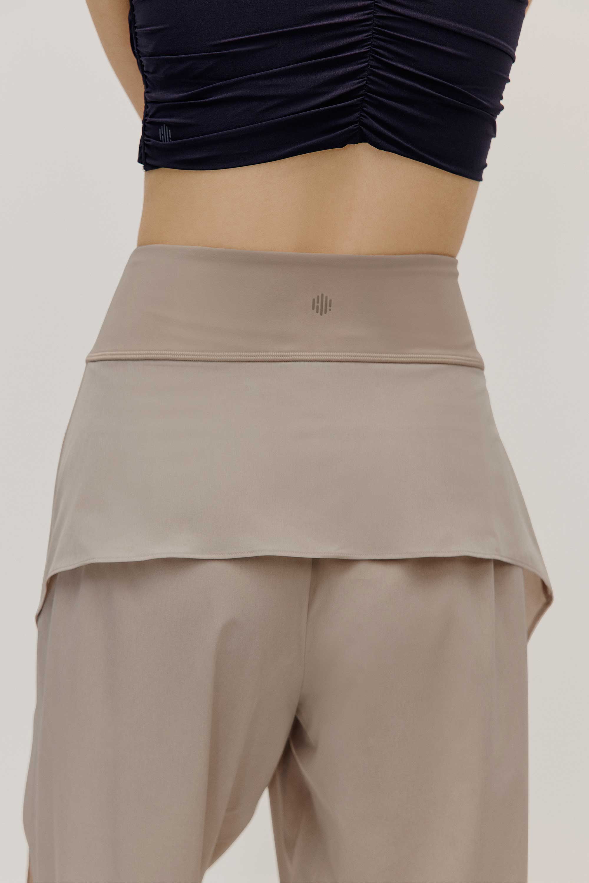 The back of a model wearing light grey joggers with NEIWAI active logo on the waist